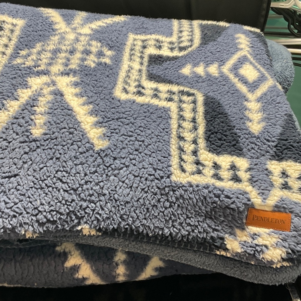 Pendleton Navy and Cream Geometric Throw